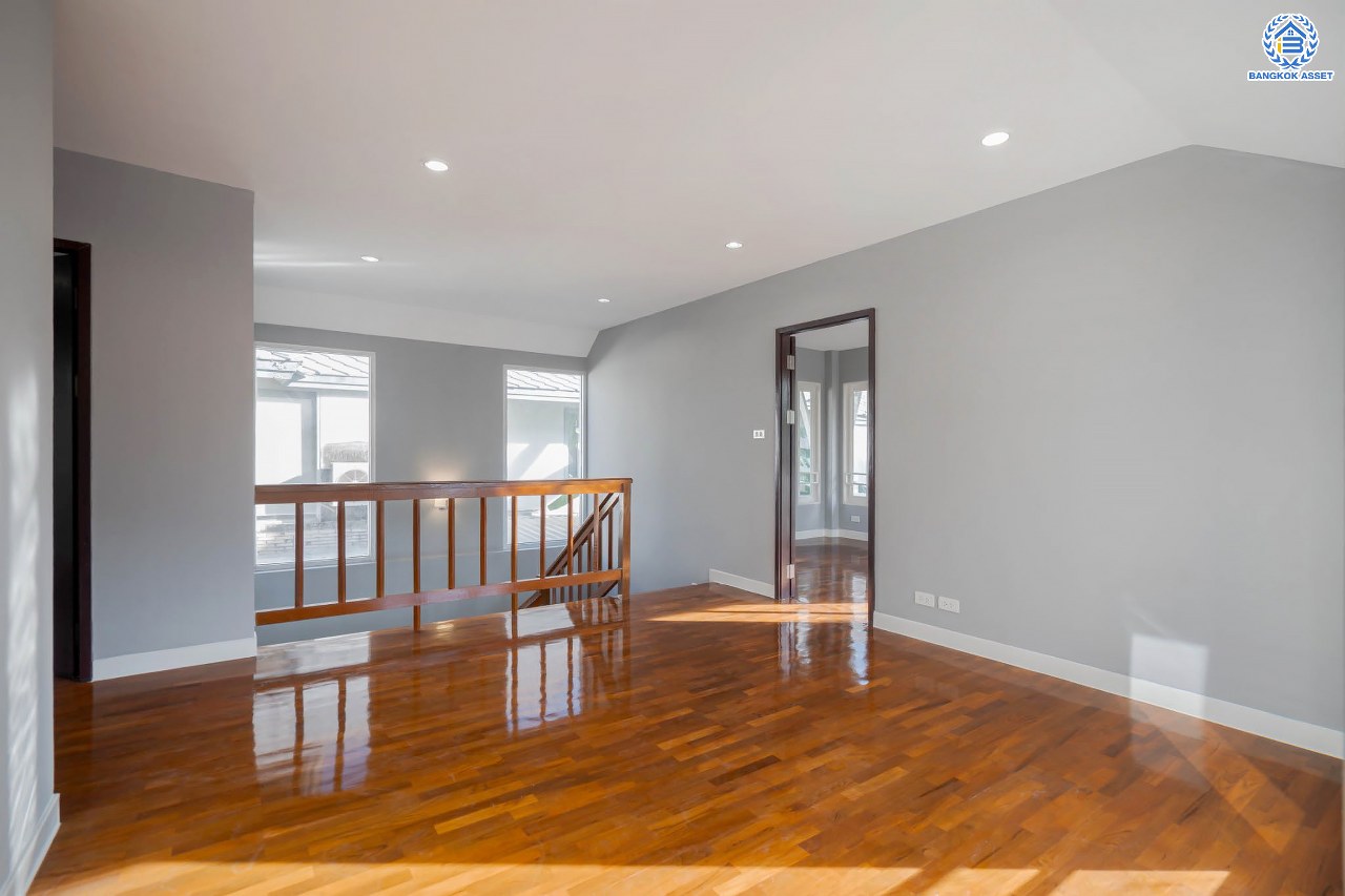 บ้านมือสองตกแต่งใหม่ โครงการ โนเบิล วานา วัชรพล ดีไซน์สุดโดดเด่น เนื้อที่ 68.5 ตร.ว. ฟังก์ชันจัดเต็ม 3 ห้องนอน 4 ห้องน้ำ 1 ห้องแม่บ้าน จอดรถได้ 2 คัน บนทำเลเดินทางสะดวก ใกล้เซ็นทรัลรามอินทรา, จุดขึ้นทางด่วน "สุขาภิบาล5-1" และรถไฟฟ้าสายสีชมพู "สถานีวัชรพล"